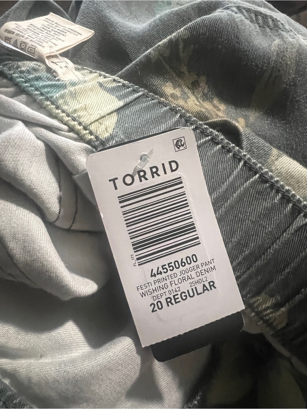 torrid Sage Green Floral & Butterfly Wide-Leg Satin Pants - Picture 5 of 5